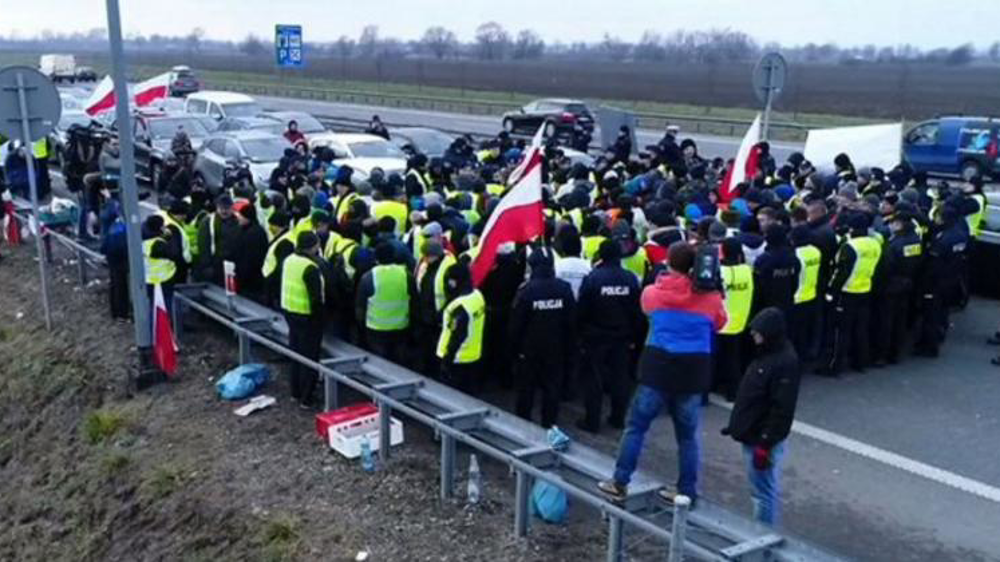 Des agriculteurs ont bloqué un axe très fréquenté aux abords de Varsovie. @twitter